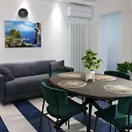 Mas House בית הארחה *