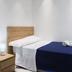 Mas House בית הארחה *